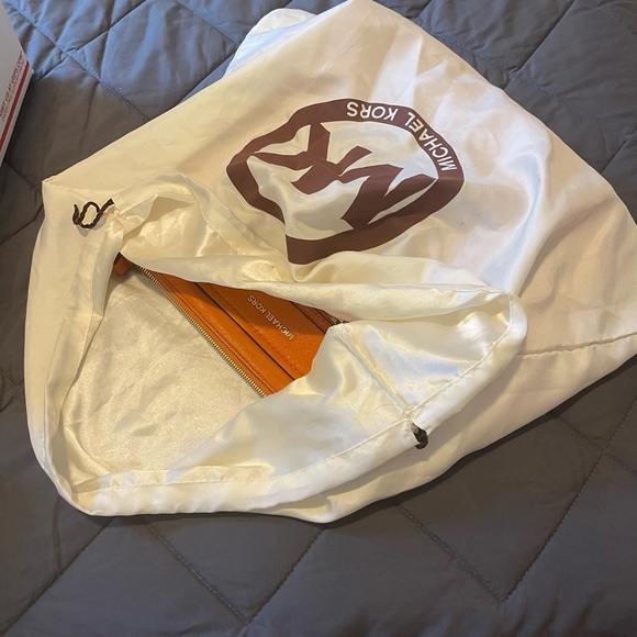 🎉SALE🎉 Excellent cond Michael Kors Gilmore lg - Picture 5 of 10